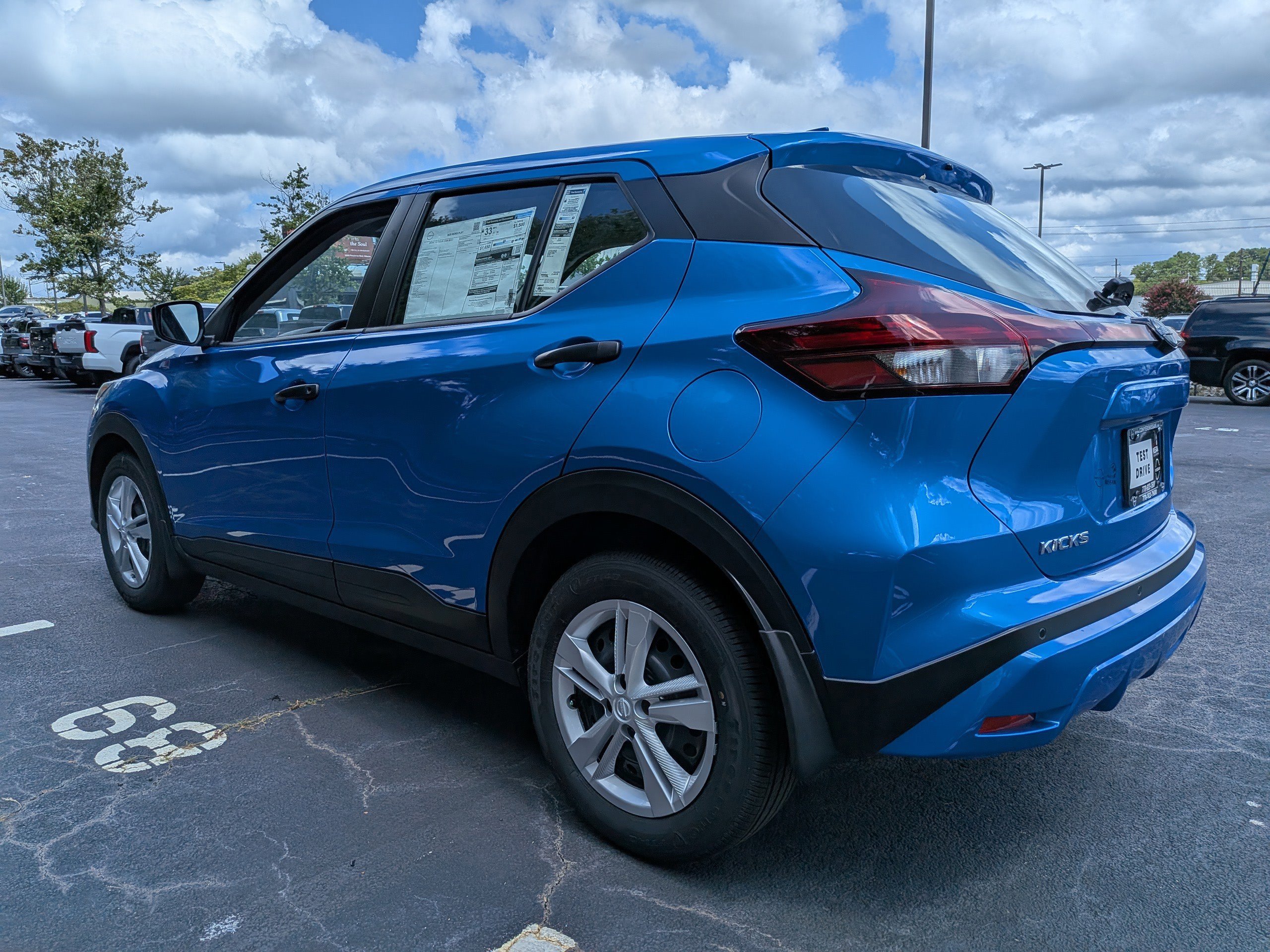 2025 Nissan Kicks Play S photo 2
