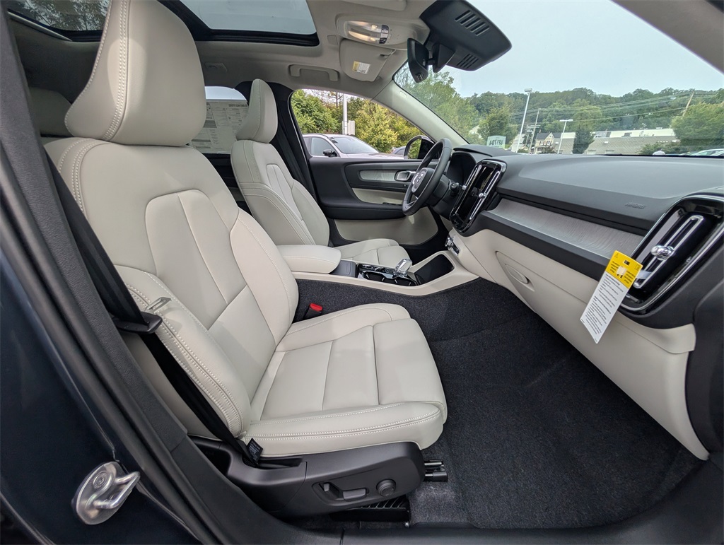 2026 Volvo XC40 photo 3