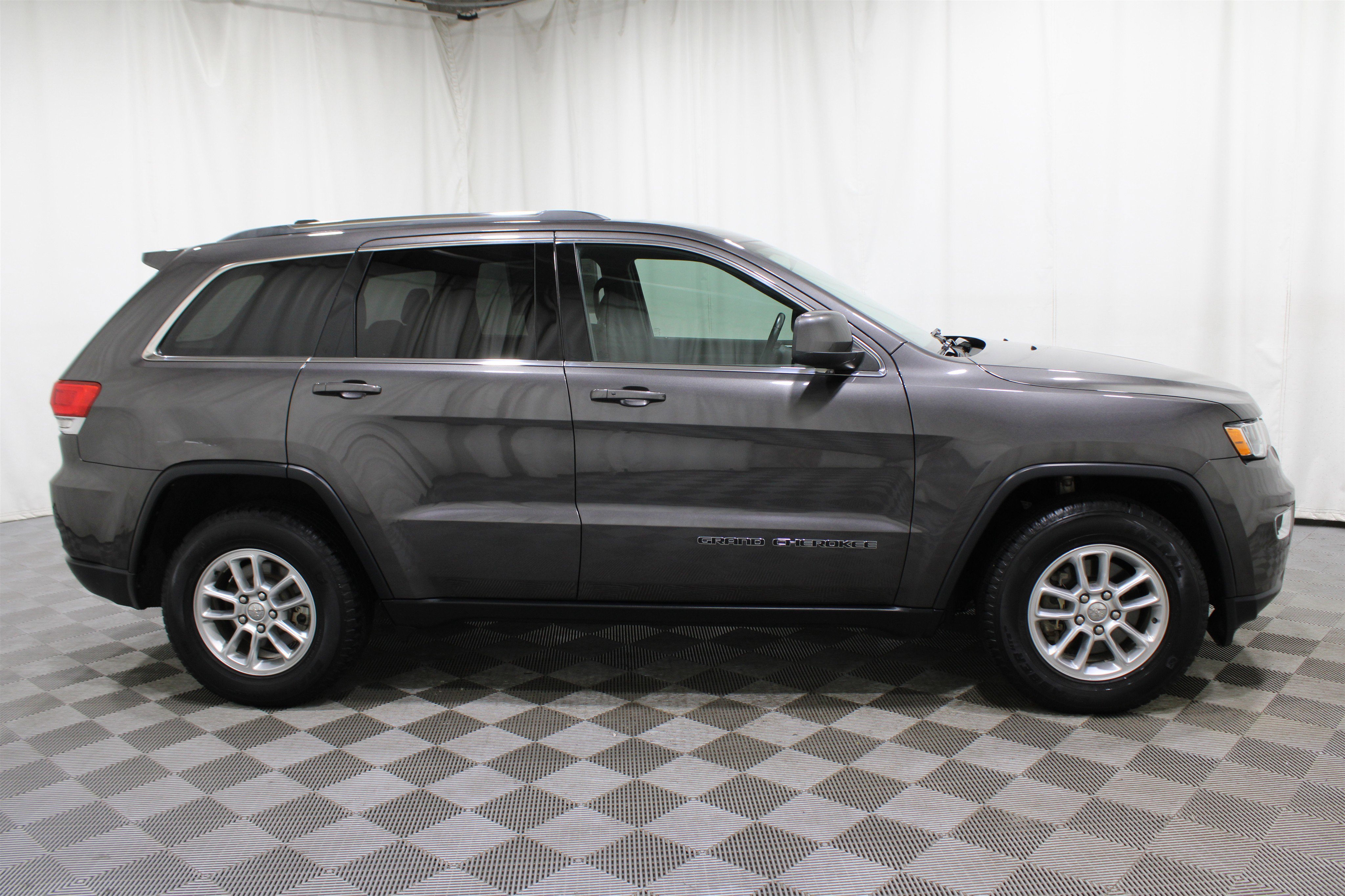 2019 Jeep Grand Cherokee Laredo E photo 24