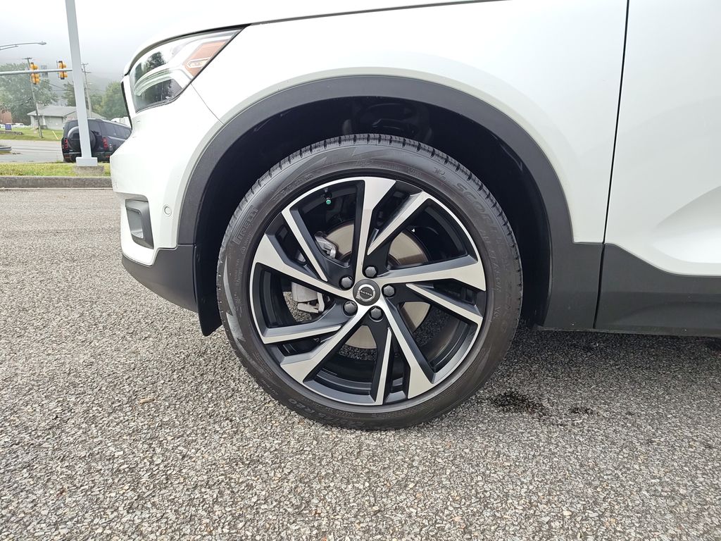 2021 Volvo XC40 T5 R-Design photo 2