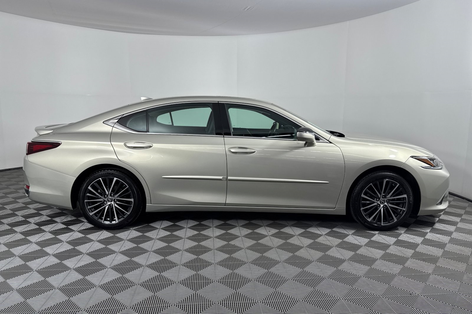 2023 Lexus ES 300h photo 3