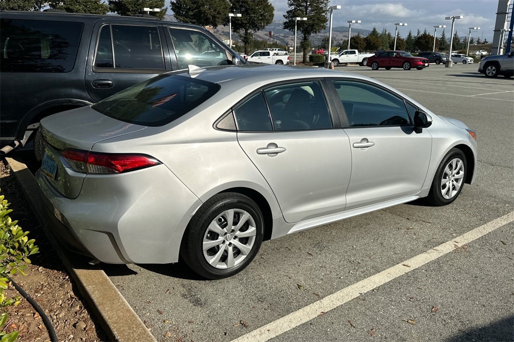 2023 Toyota Corolla LE photo 2
