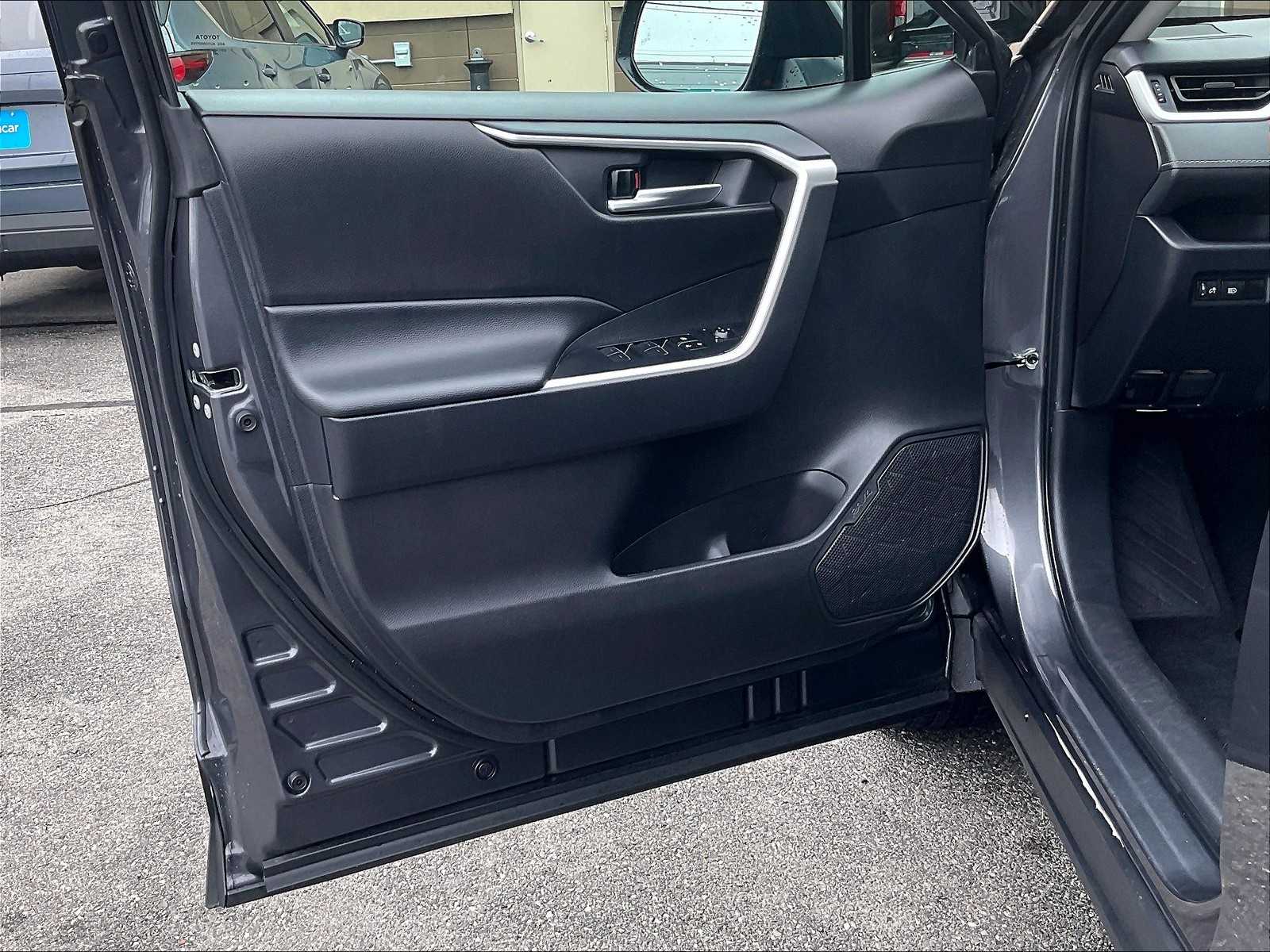 2024 Toyota RAV4 XLE photo 9
