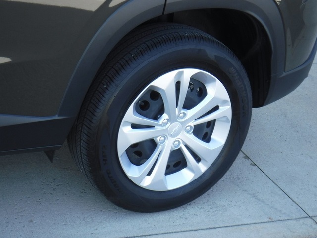 2024 Chevrolet Trax LS photo 3