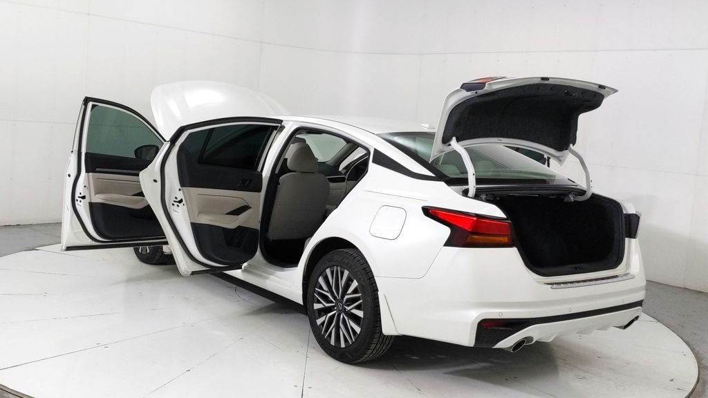 2023 Nissan Altima 2.5 SV photo 8