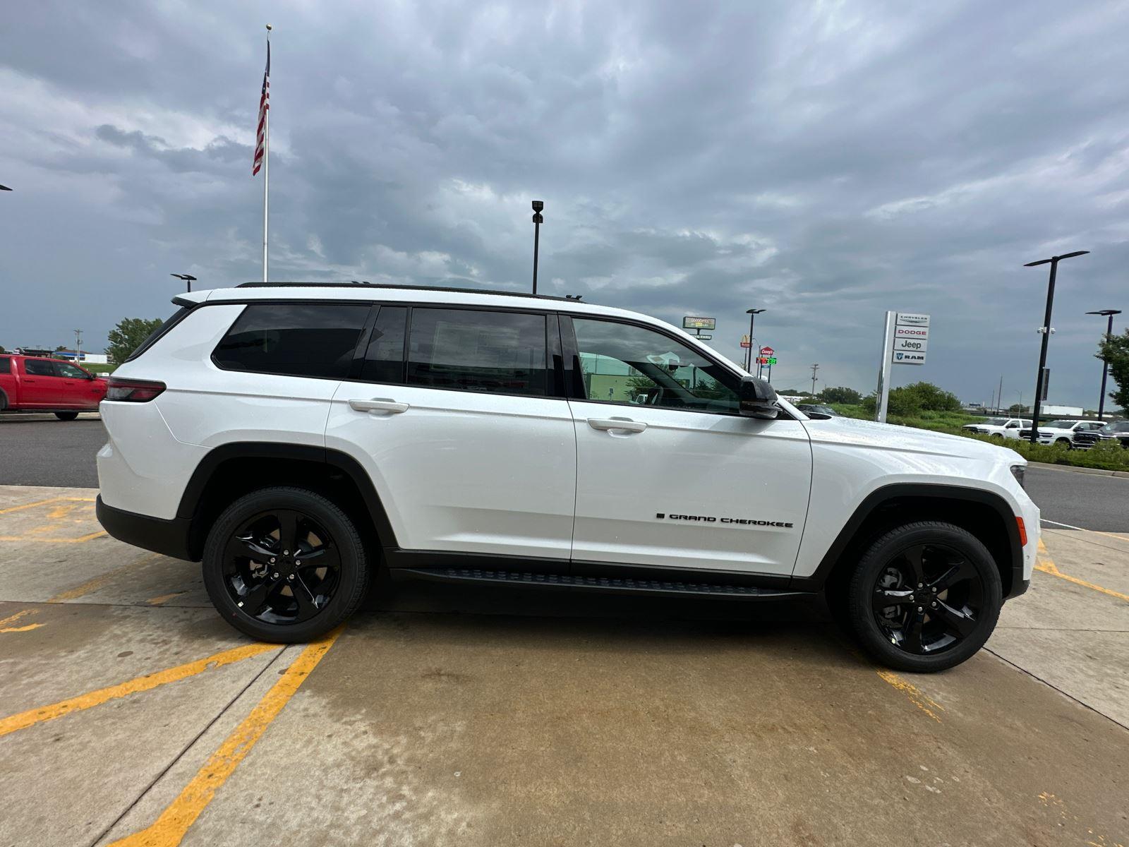 2025 Jeep Grand Cherokee Limited photo 2