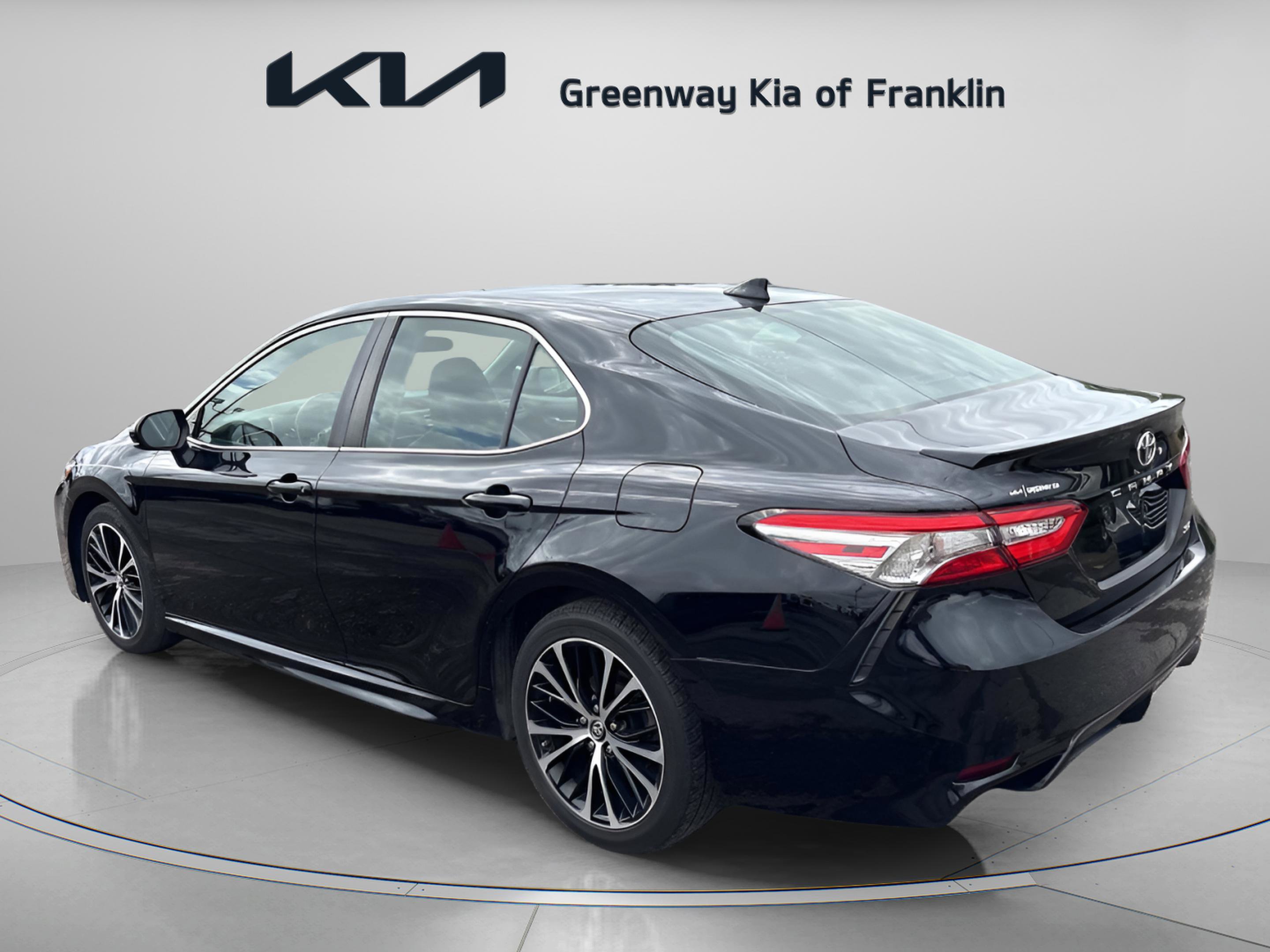 2019 Toyota Camry SE photo 5