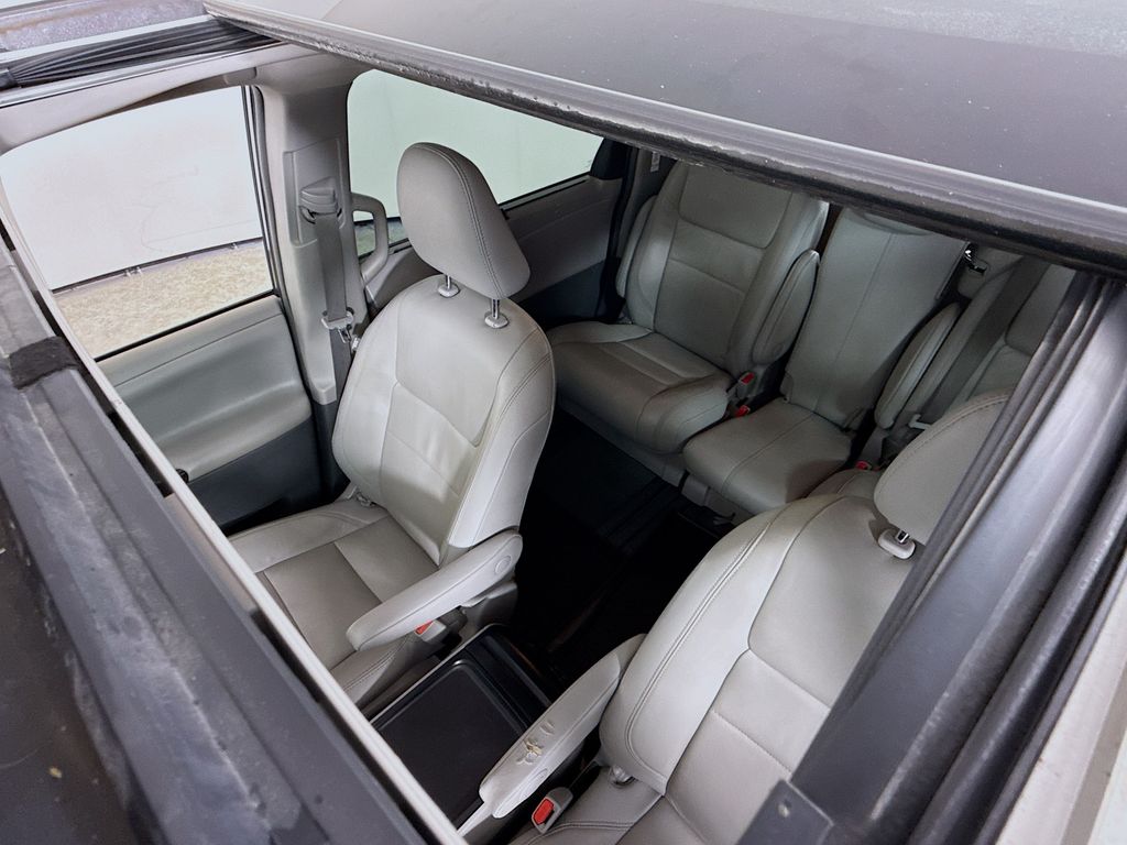 2018 Toyota Sienna XLE Premium photo 22