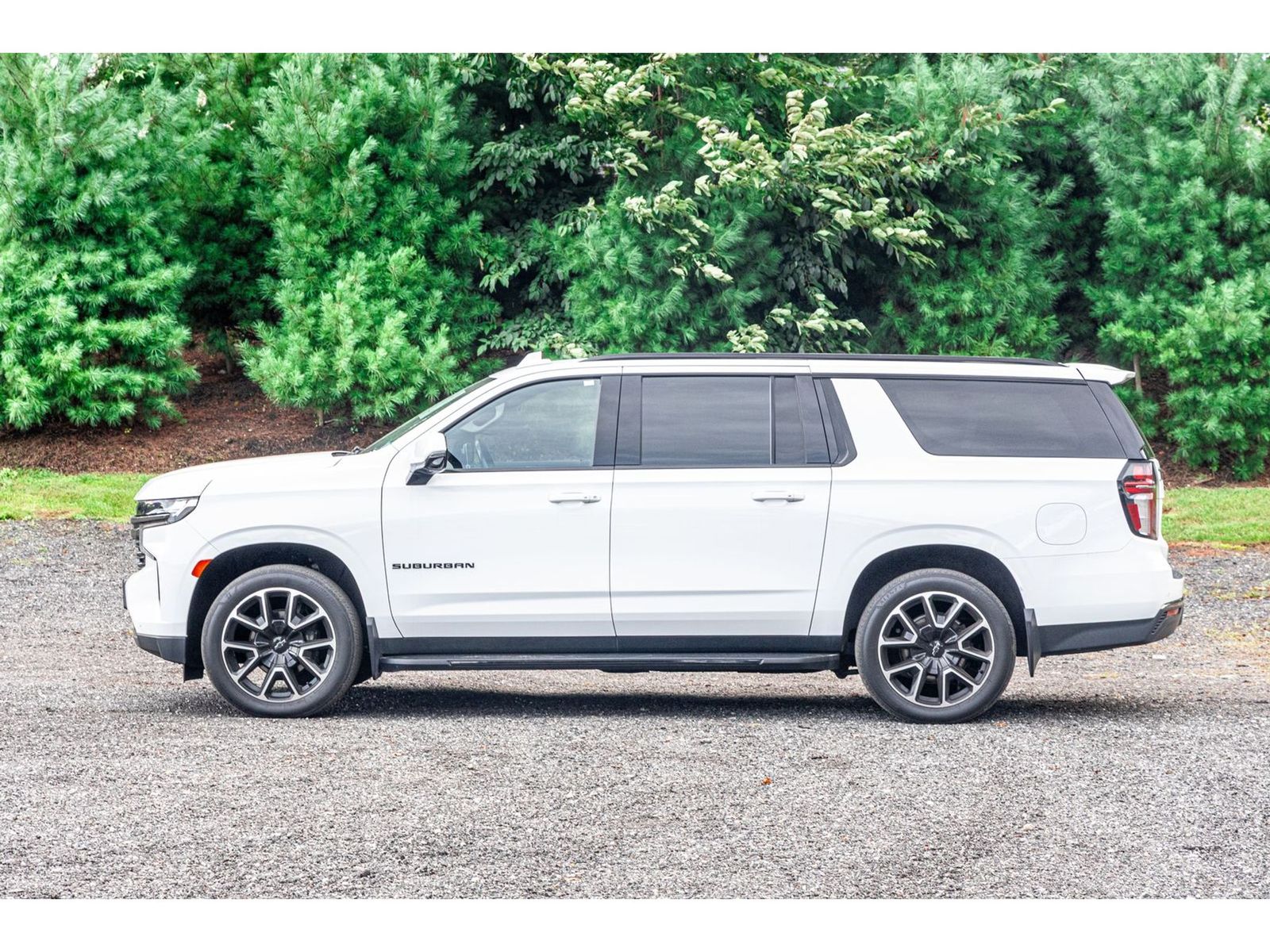 2022 Chevrolet Suburban RST photo 3