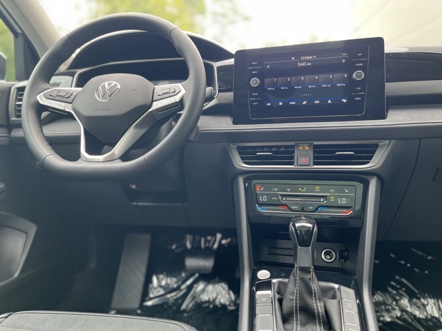 2025 Volkswagen Taos SE photo 3