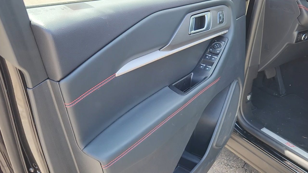 2025 Ford Explorer ST-Line photo 13
