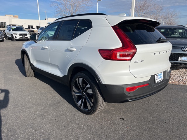 2026 Volvo XC40 photo 2