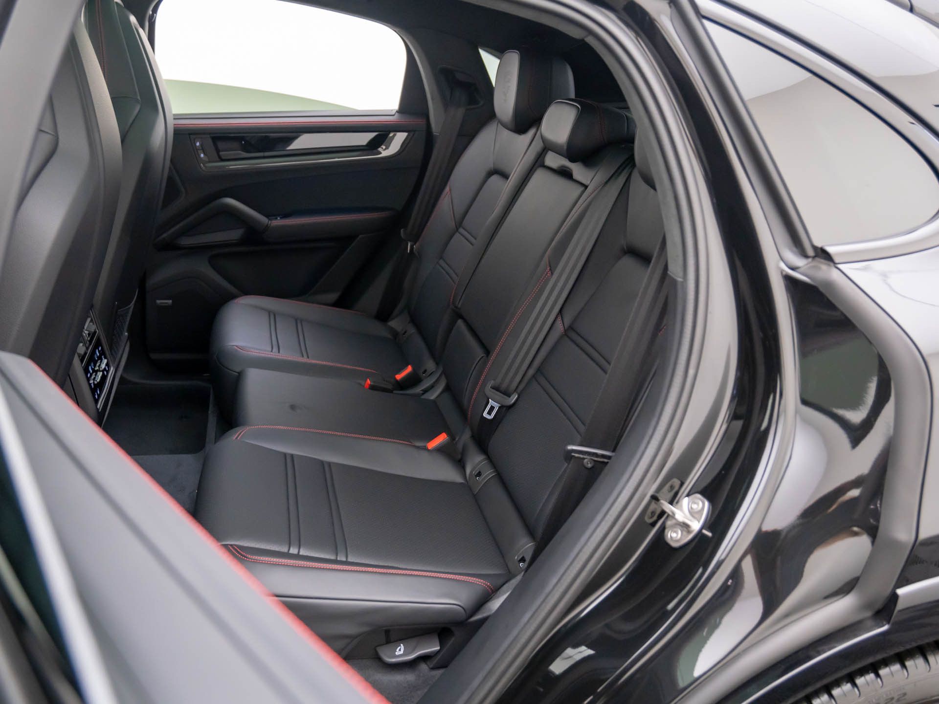 2025 Porsche Cayenne Coupe GTS photo 14