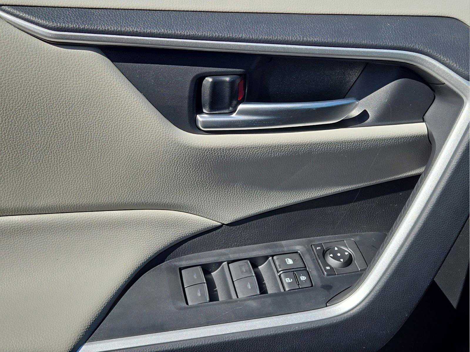 2025 Toyota RAV4 Hybrid XLE photo 15