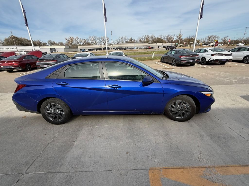 2024 Hyundai Elantra SEL photo 4