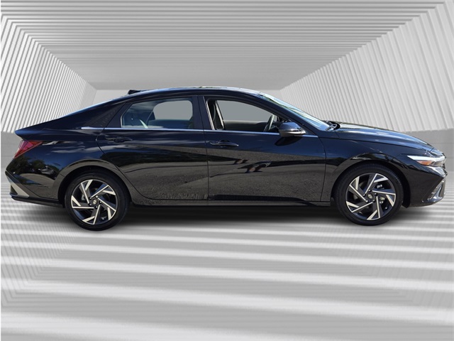 2025 Hyundai Elantra SEL Convenience photo 2