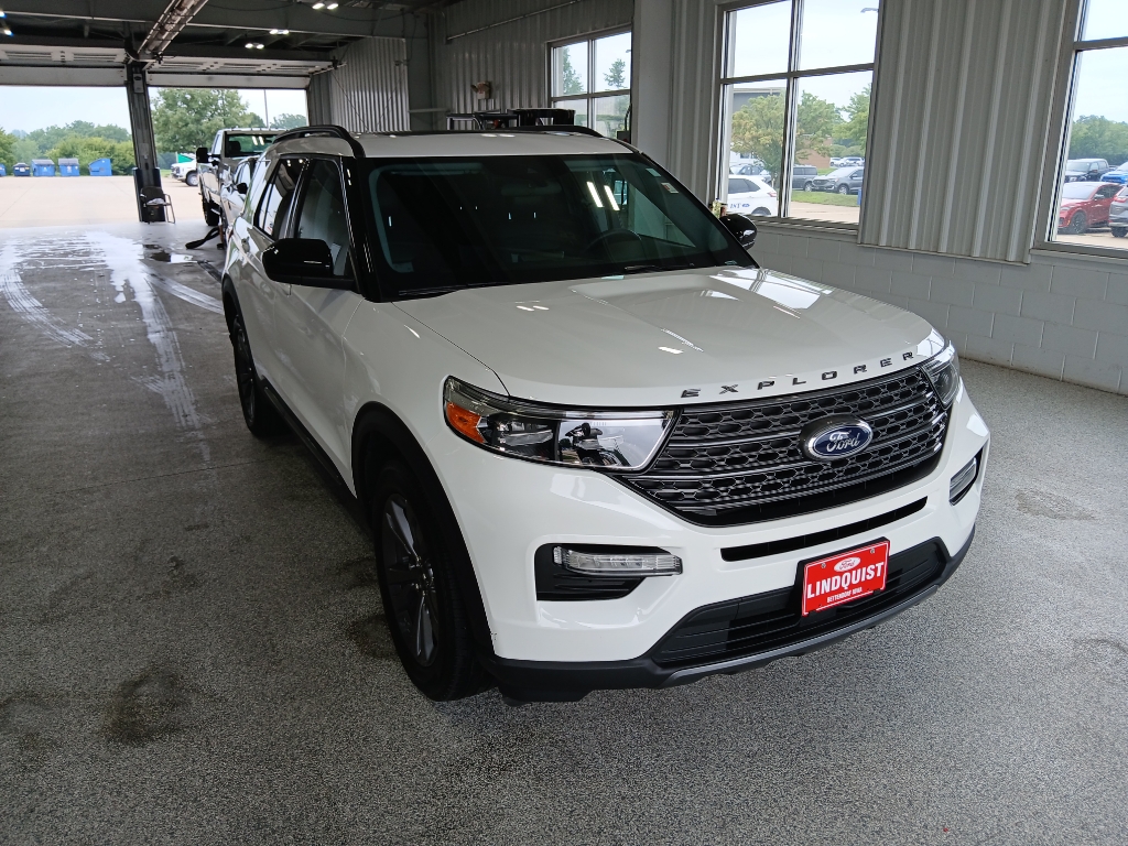 2023 Ford Explorer XLT photo 2