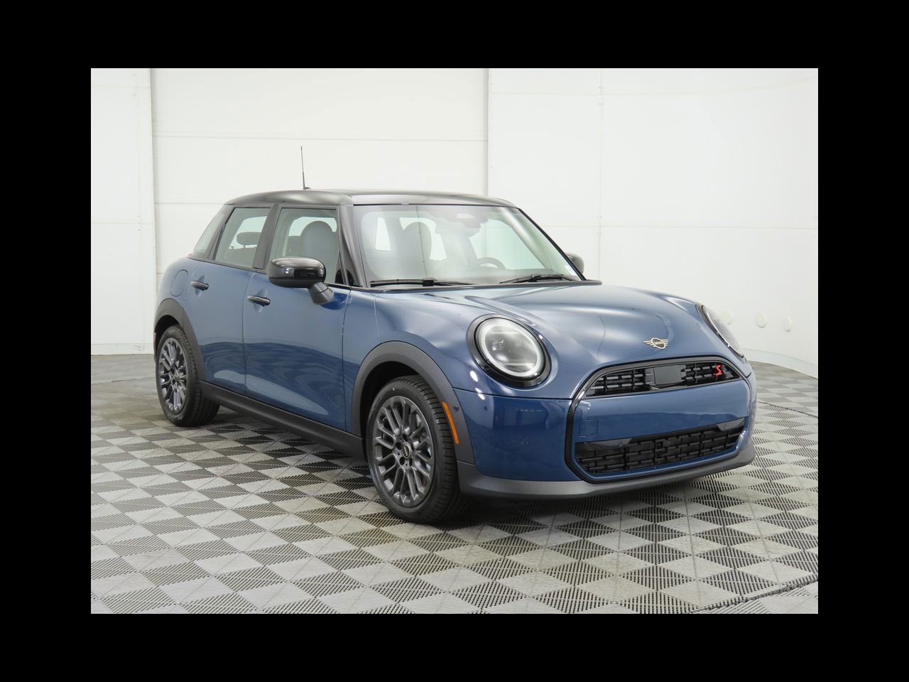 2025 Mini Cooper 4 Door Hardtop Signature photo 3