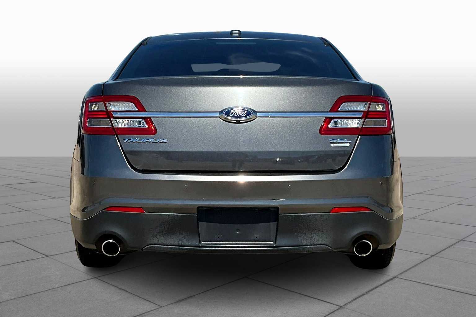 2015 Ford Taurus SEL photo 4