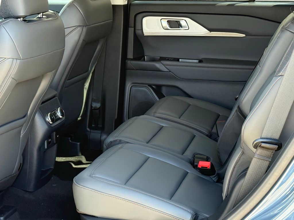 2025 Ford Explorer photo 4