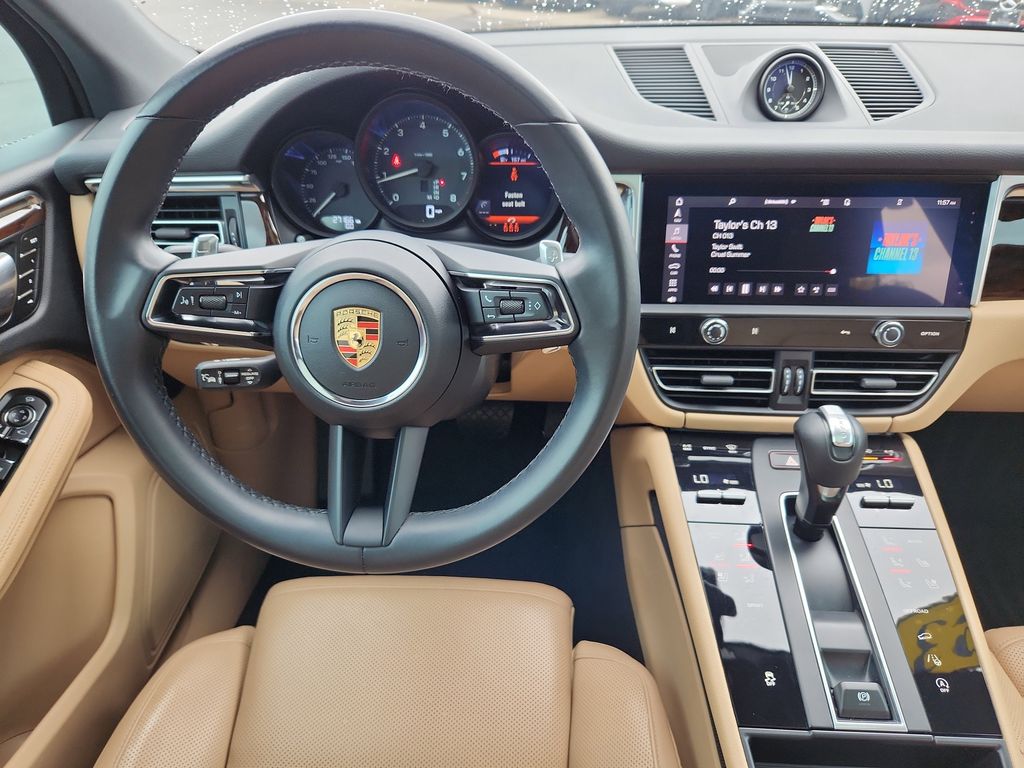 2023 Porsche Macan Base photo 23