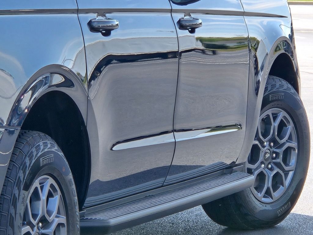 2025 Ford Expedition MAX photo 11