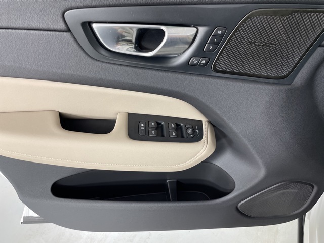 2026 Volvo XC60 Plus photo 14