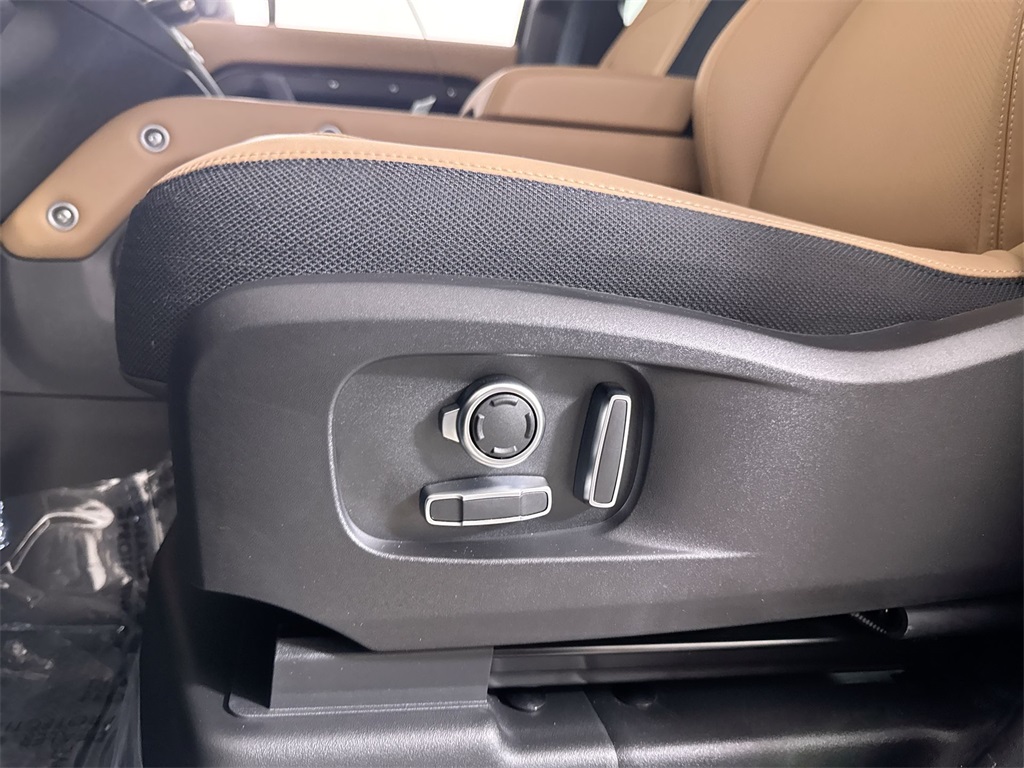 2025 Land Rover Defender 130 X photo 10