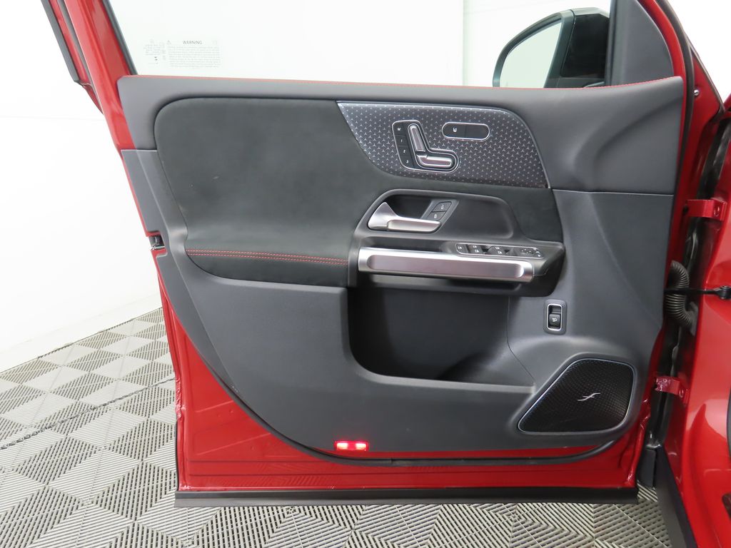 2025 Mercedes Benz GLB 250 photo 23