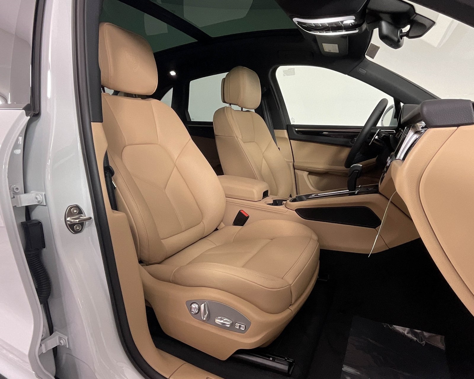 2026 Porsche Macan T photo 21