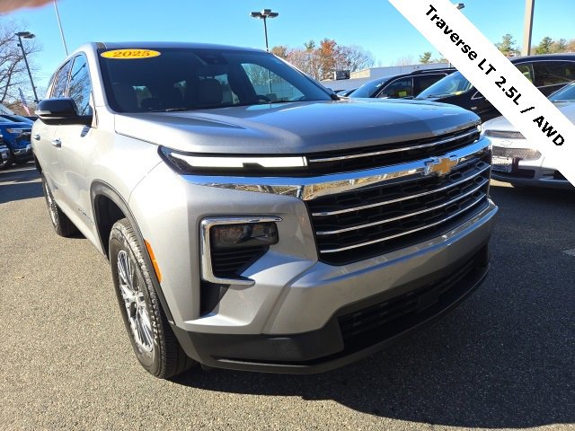 2025 Chevrolet Traverse photo 2