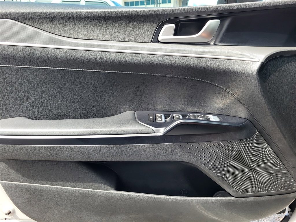 2022 Kia K5 GT-Line photo 12