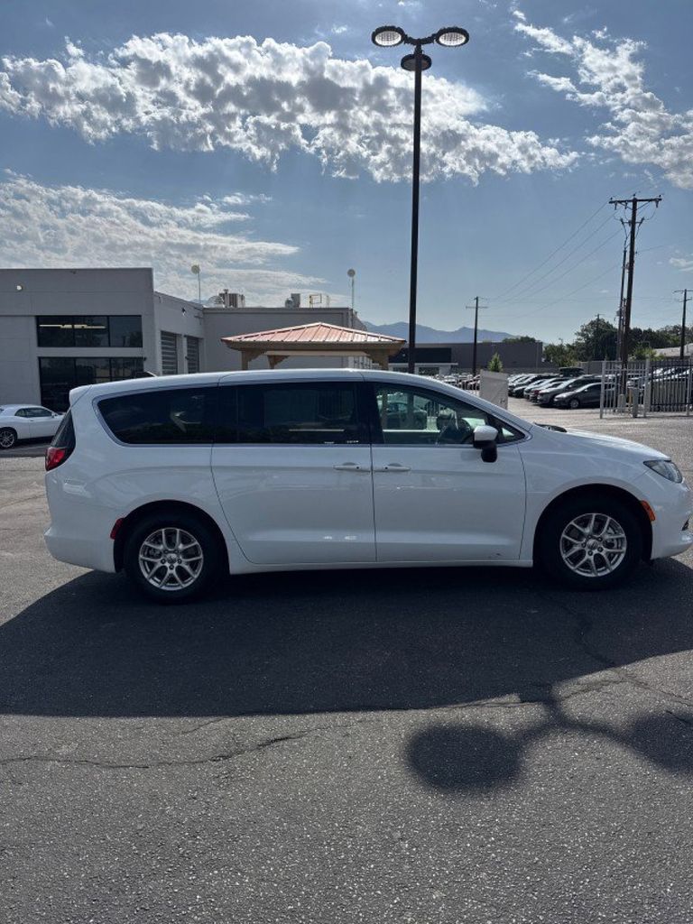 2023 Chrysler Voyager LX photo 9