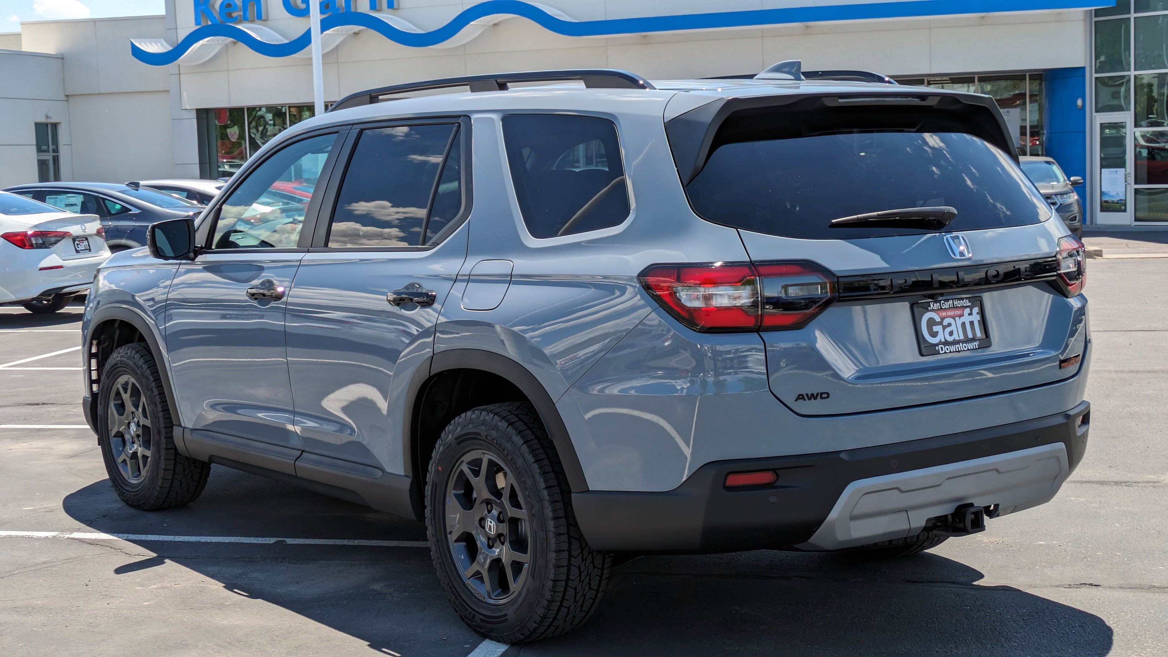 2025 Honda Pilot TrailSport photo 2