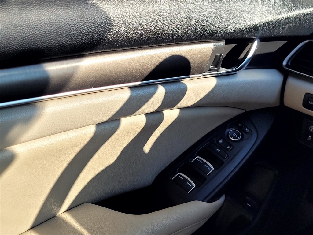 2019 Honda Accord LX photo 28