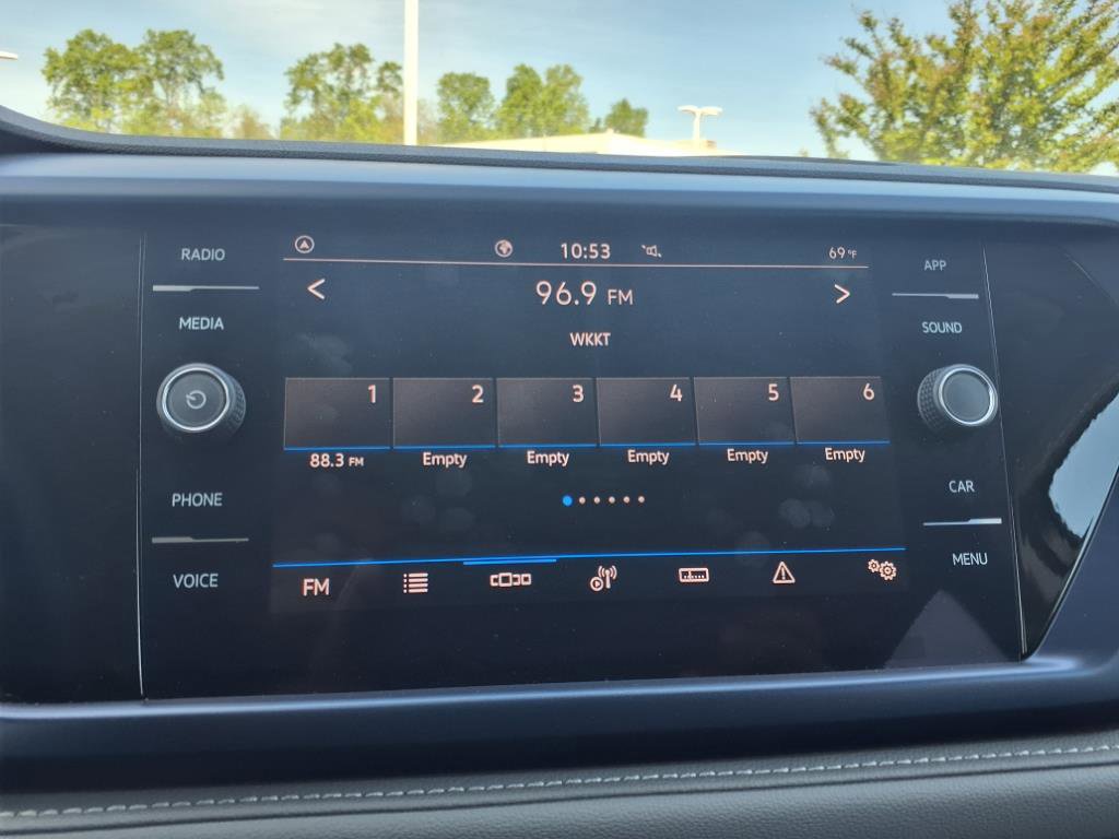2024 Volkswagen Taos SE photo 4