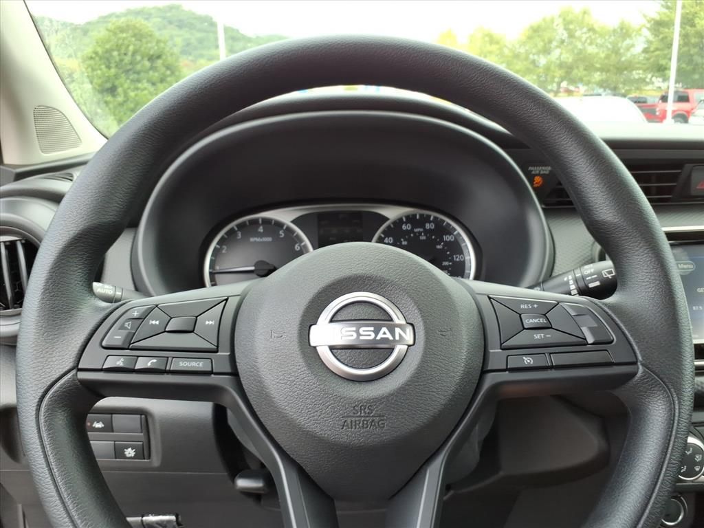 2025 Nissan Kicks Play S photo 13