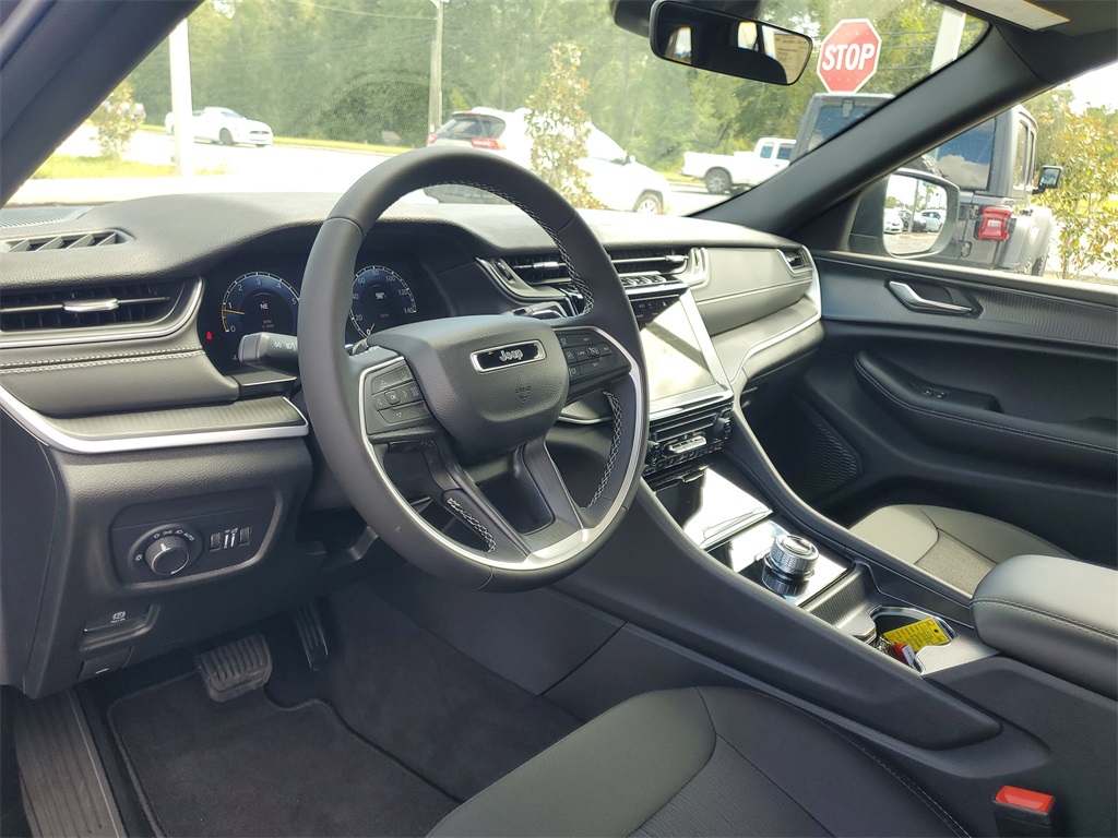 2025 Jeep Grand Cherokee Laredo X photo 7