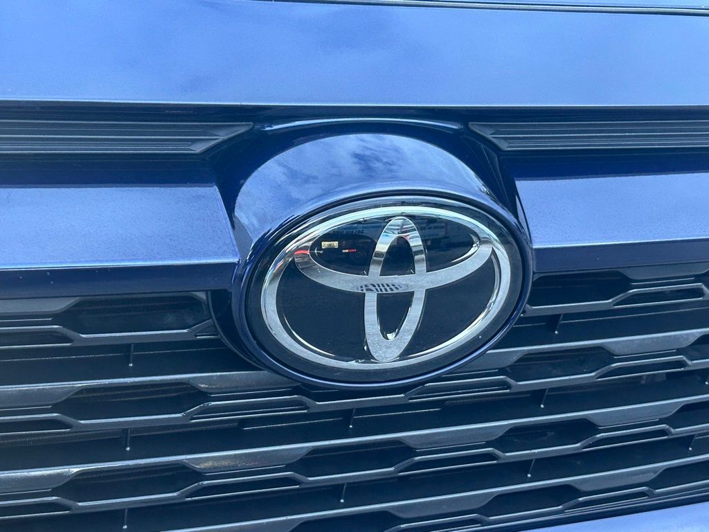 2024 Toyota RAV4 XLE photo 16