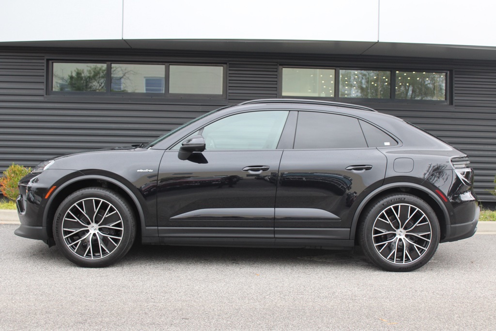 2025 Porsche Macan Electric photo 2