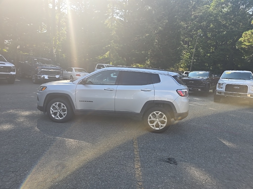 2024 Jeep Compass Latitude photo 8