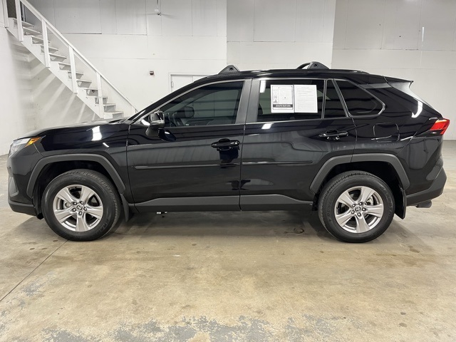 2025 Toyota RAV4 XLE photo 4