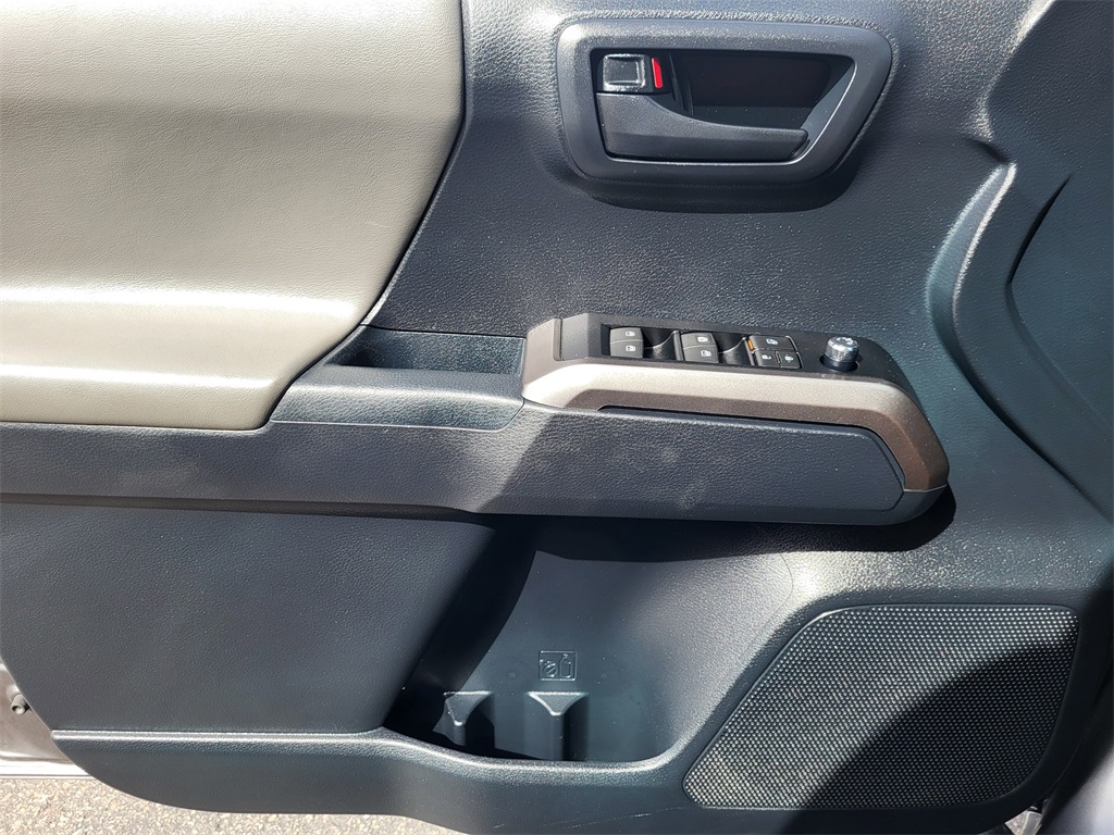 2017 Toyota Tacoma SR5 photo 11