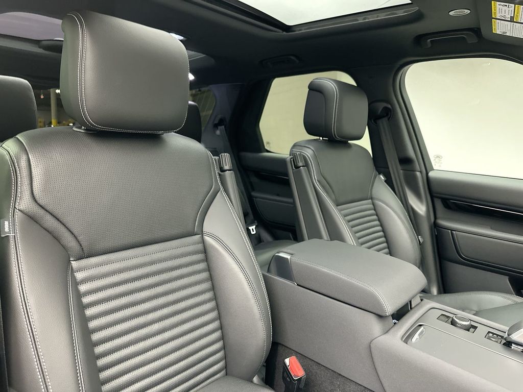 2025 Land Rover Discovery S photo 5