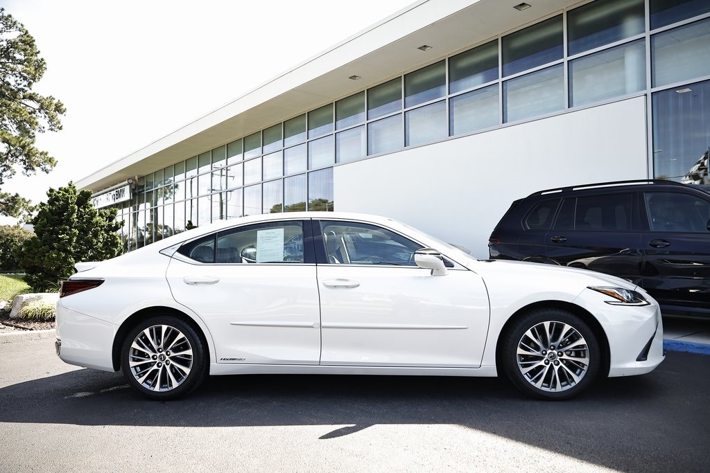 2021 Lexus ES 300h photo 6