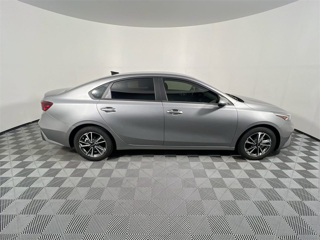 2023 Kia Forte LXS photo 2