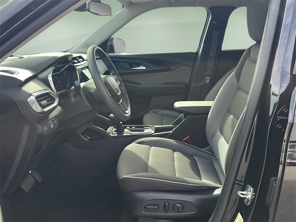 2023 Chevrolet Trailblazer LT photo 2
