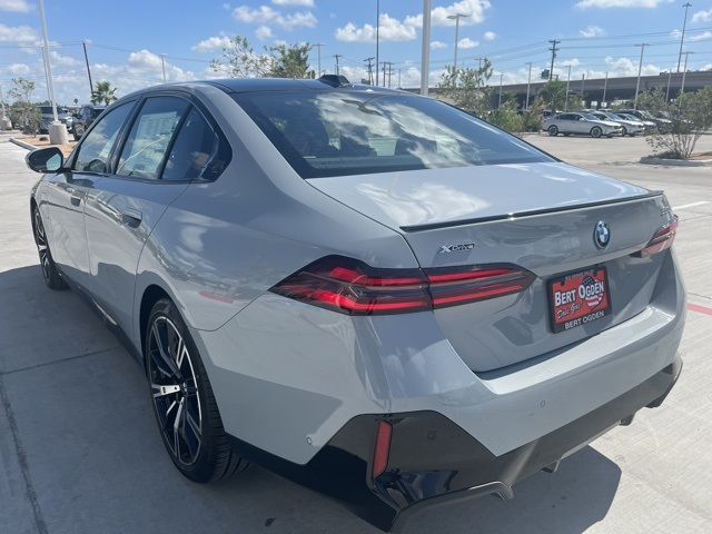 2026 Bmw 550e xDrive photo 4