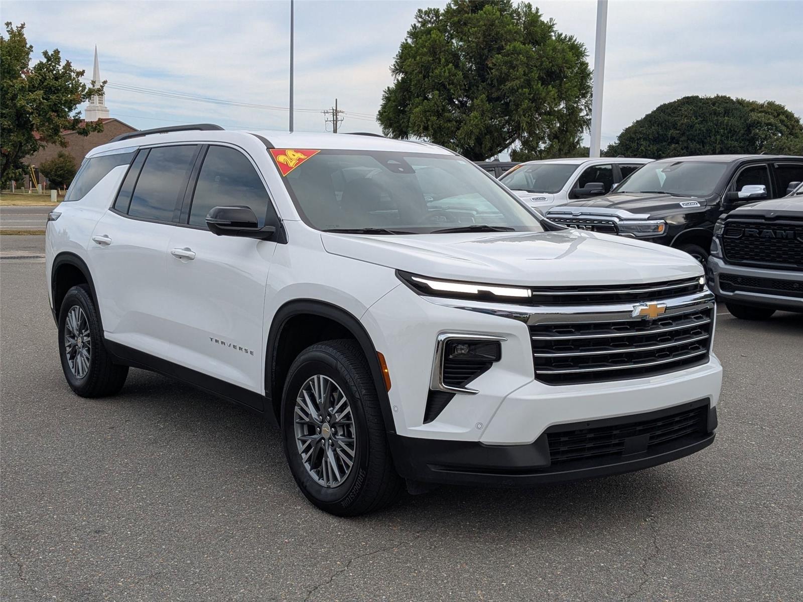 2024 Chevrolet Traverse 1LT photo 2