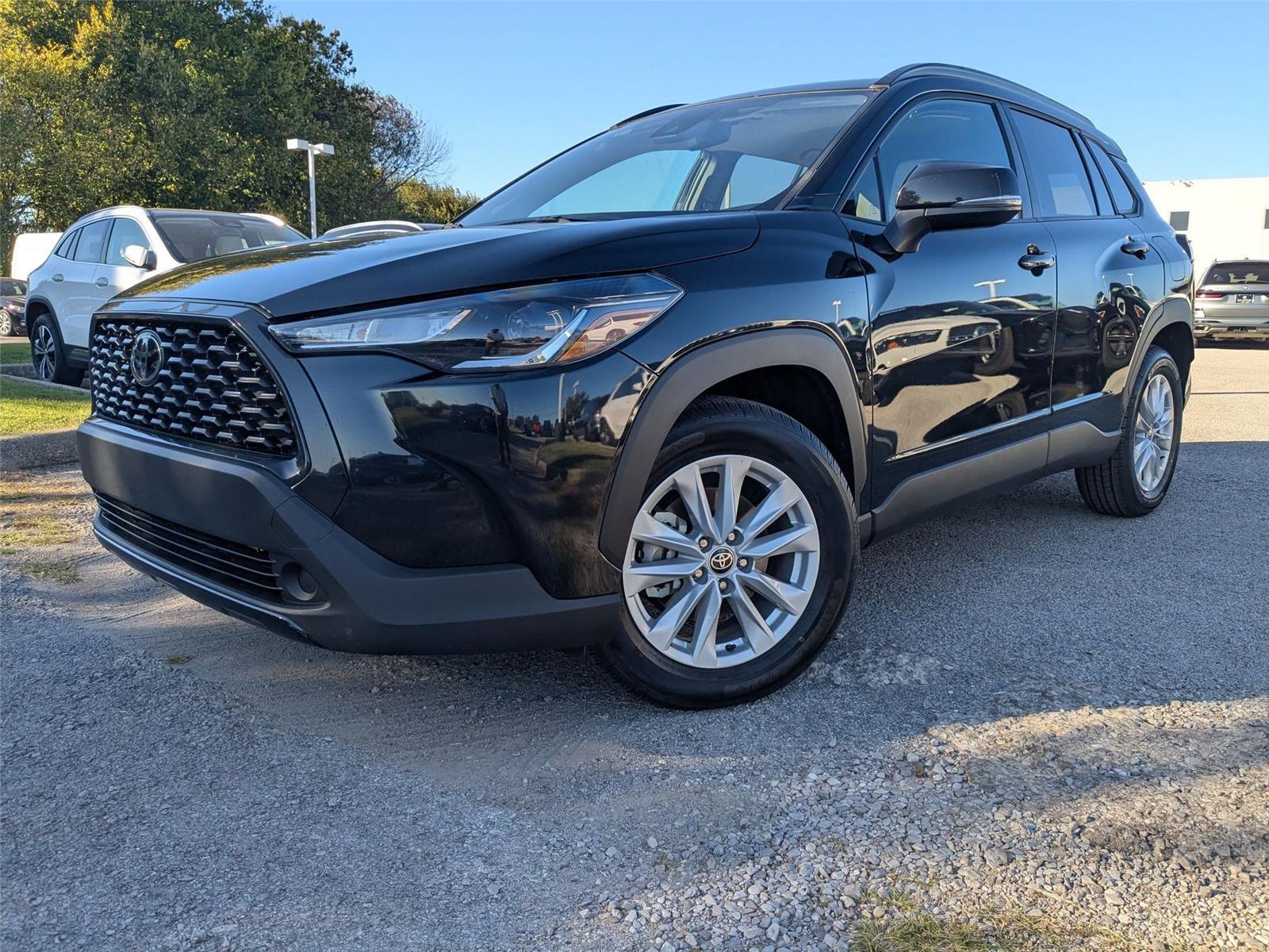 2022 Toyota Corolla Cross LE's photo